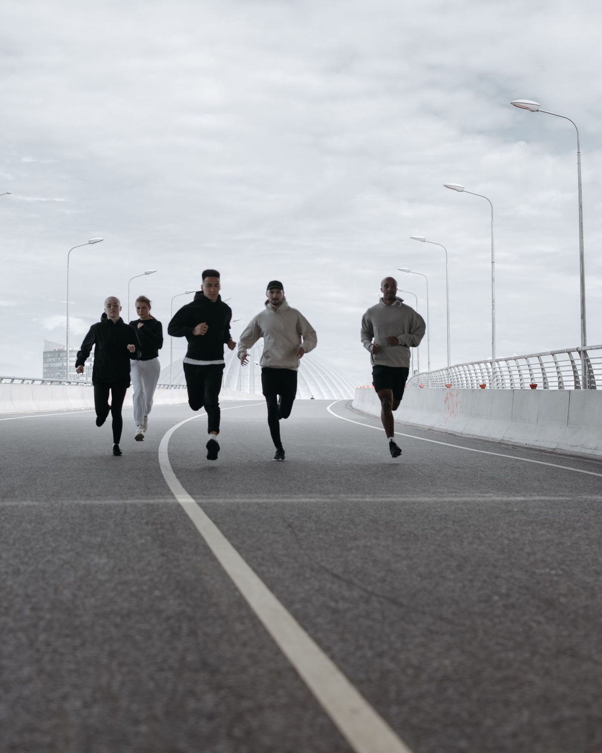 Un groupe de sportifs qui courent ensemble, en pleine énergie