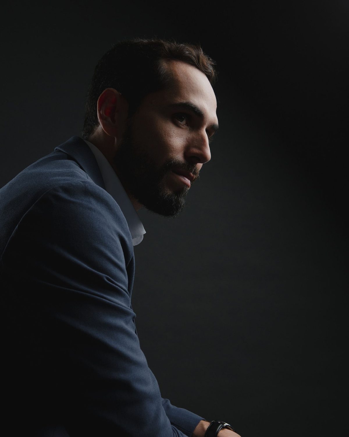 Portrait d’un homme élégant en costume sombre, regard posé