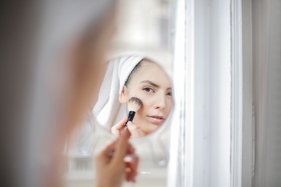 Un moment de maquillage devant le miroir