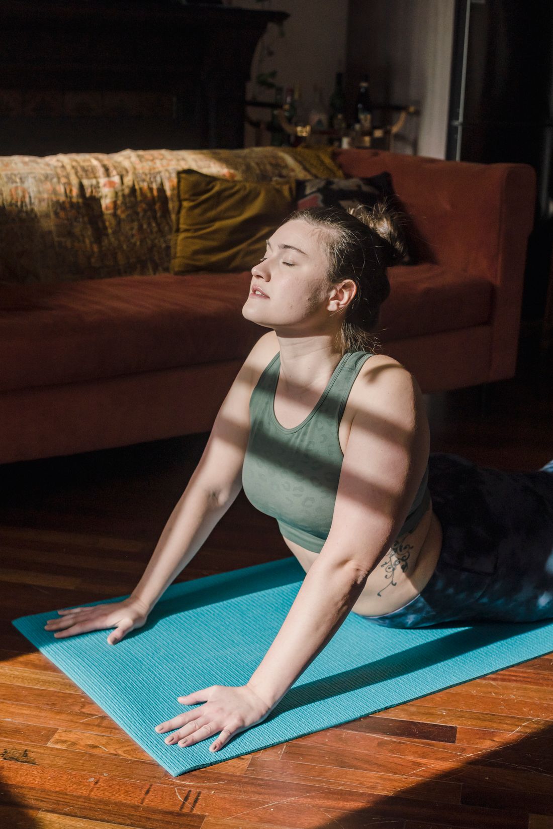Une séance de yoga à la lumière naturelle